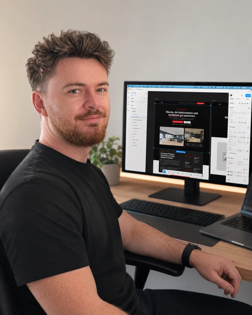 Kevin Henrich bei der Arbeit an einem Website-Projekt
